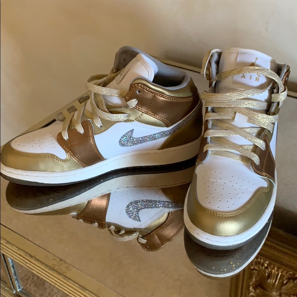 NWOB Nike Air Jordan 1 Retro Girls Youth Size 5